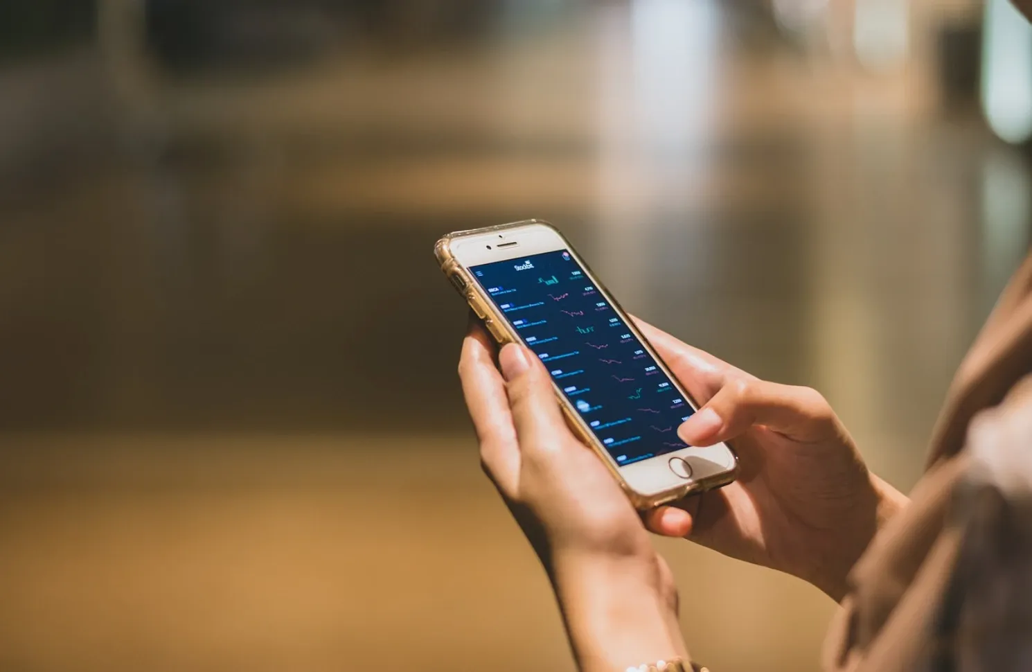 customer paying with phone